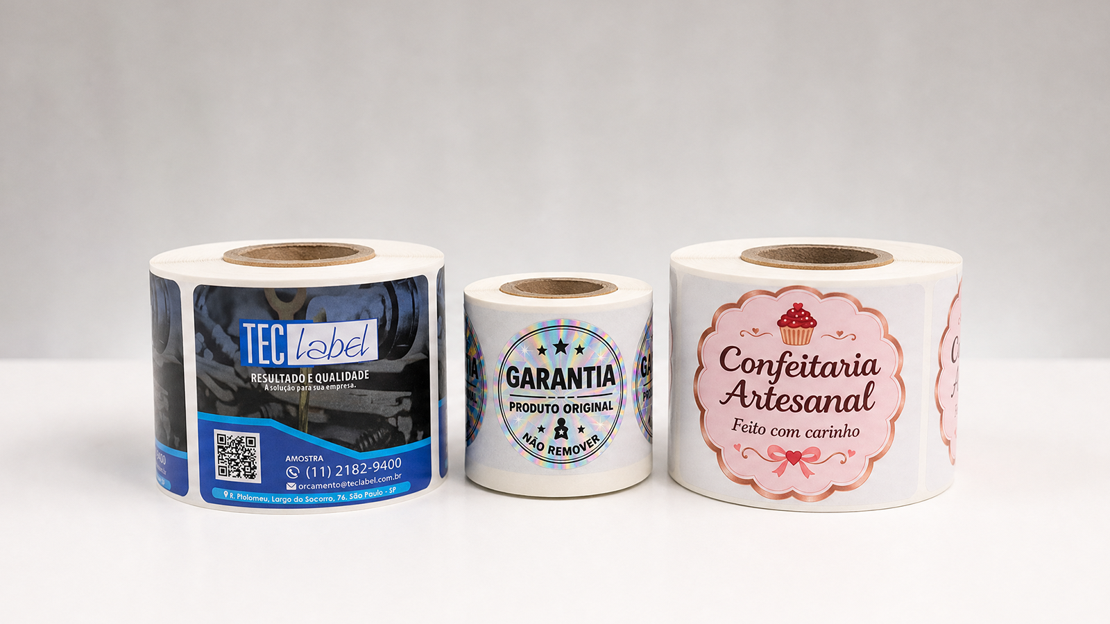 Rolos de etiquetas adesivas personalizadas em fundo branco