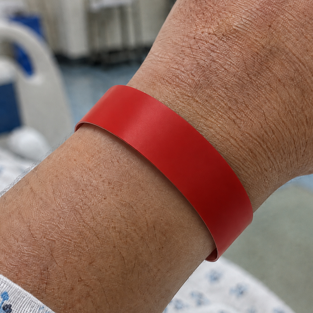 Pulseira vermelha do Protocolo de Manchester no pulso de paciente